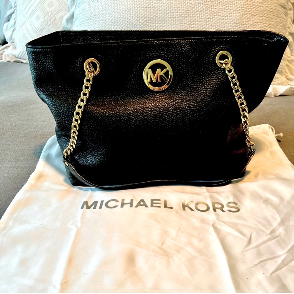 Michael Kors soft black pebble grain purse in great condition. Inside is perfect